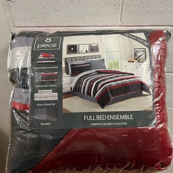 BNIB 8 piece reversible bedding ensemble - Picture 4 of 4